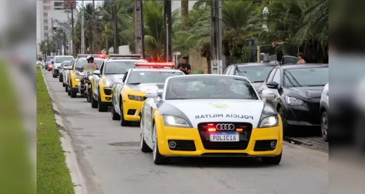 PM em viaturas de luxo impressionam turistas no litoral do Paraná