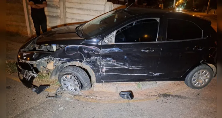 'Cegonheira' se envolve em acidente com carro no Uvaranas