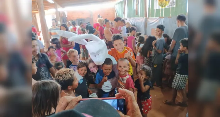Crianças de ocupação em Ponta Grossa recebem ovos de Páscoa
