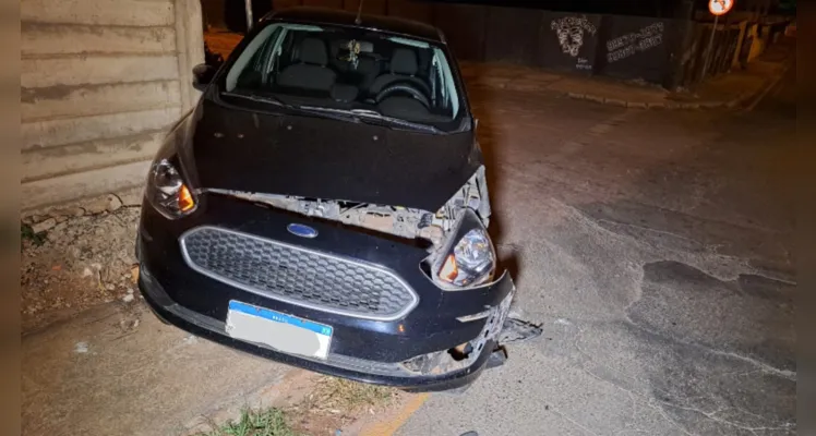 'Cegonheira' se envolve em acidente com carro no Uvaranas