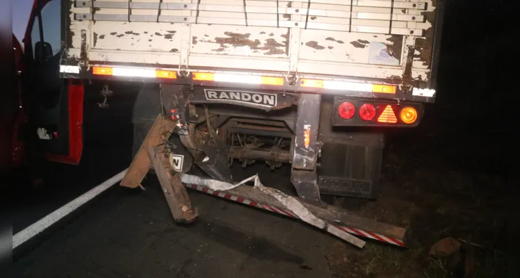 Caminhão que transportava farelo de milho foi atingido na traseira.