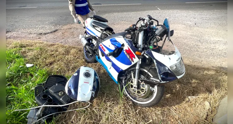 Veículo ficou danificado após o acidente de trânsito.