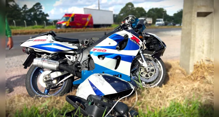 Após o acidente, moto foi 'arremessada' para a pista no sentido contrário.