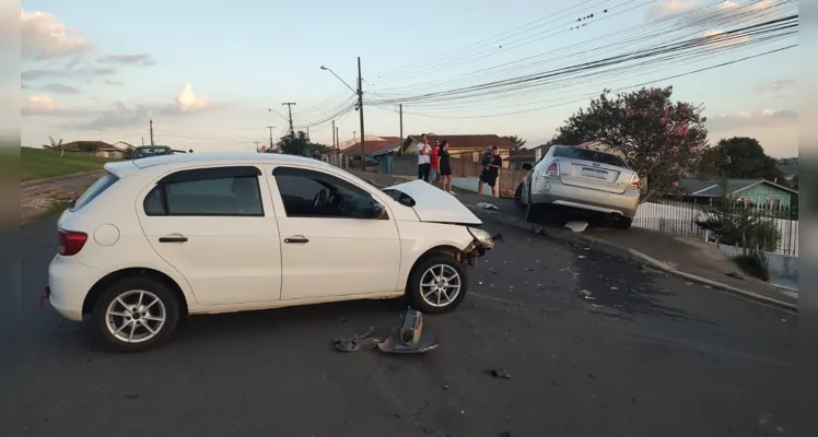 Ford Fusion e Volkswagen Gol colidiram frontalmente.