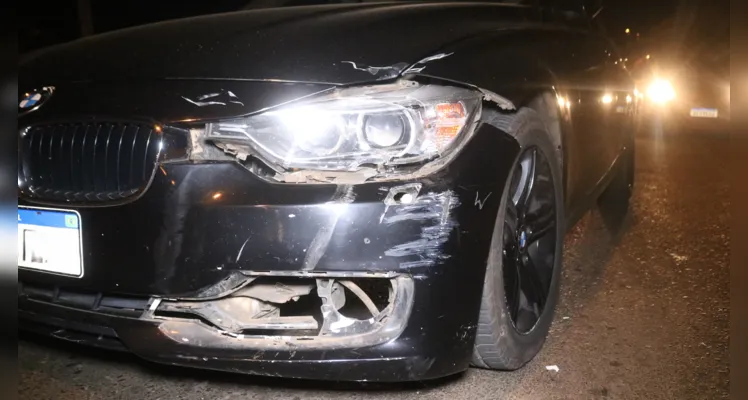 Parte da frente do carro também ficou danificada com o acidente de trânsito.