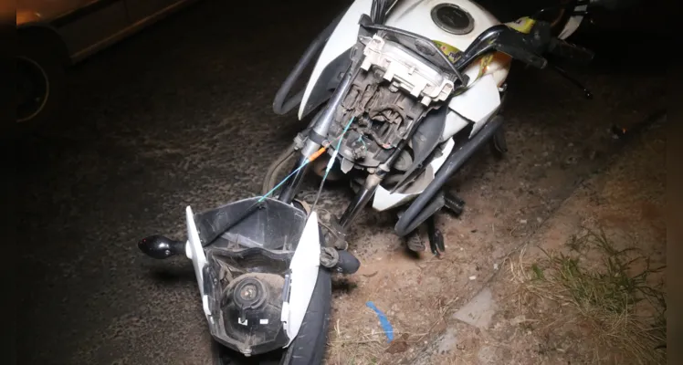 Parte da frente da moto ficou danificada com a colisão.