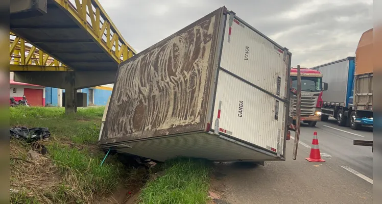 Veículo tombou na BR-376, em Ponta Grossa.
