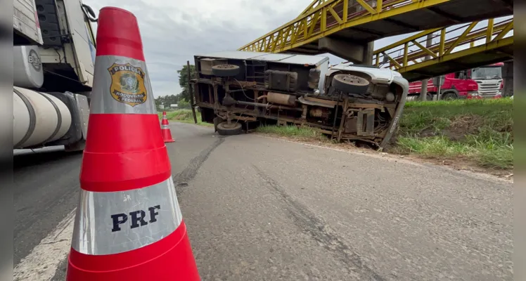 Equipe da Polícia Rodoviária Federal sinalizou o acidente.