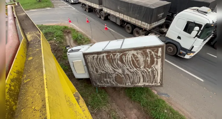 Veículo ficou tombado sobre parte da via.