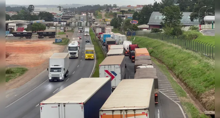 Trânsito intenso foi registrado na BR-376, nesta quarta-feira (24).