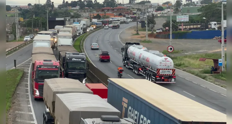 Motoristas enfrentaram trânsito intenso na avenida Presidente Kennedy.