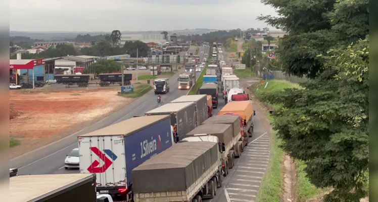 Acidentes deixaram trânsito lento no sentido Ponta Grossa-Curitiba.