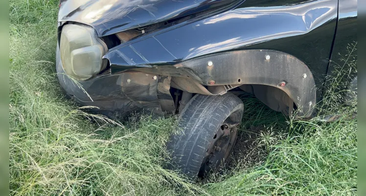 Parte da frente do carro ficou danificada com a colisão.