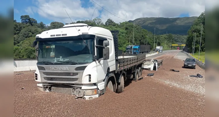 Passageiro entrou em óbito; condutor foi encaminhado ao hospital.