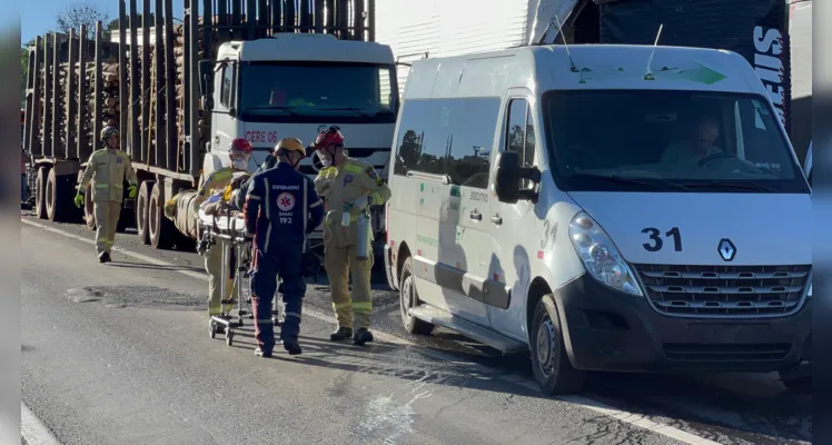 Uma van também se envolveu no acidente de trânsito.