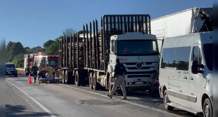 Um dos caminhões envolvidos no acidente carregava madeiras.