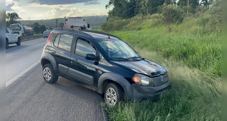 Fiat Uno acabou colidindo contra um caminhão.