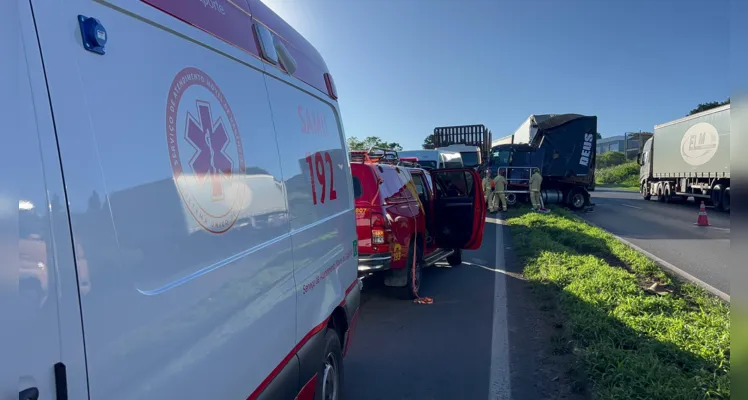 Via sentido Curitiba ficou totalmente fechada com o acidente.