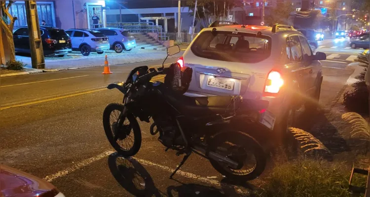 Motocicleta e carro colidiram no fim da tarde desta segunda-feira (29).