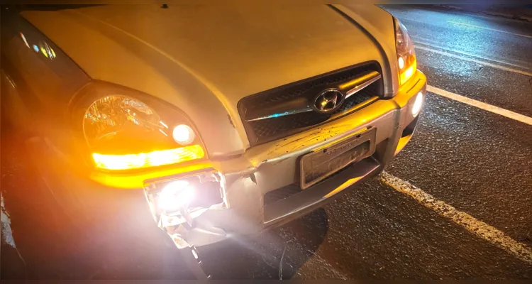 Parte frontal do carro ficou danificada com o acidente de trânsito.