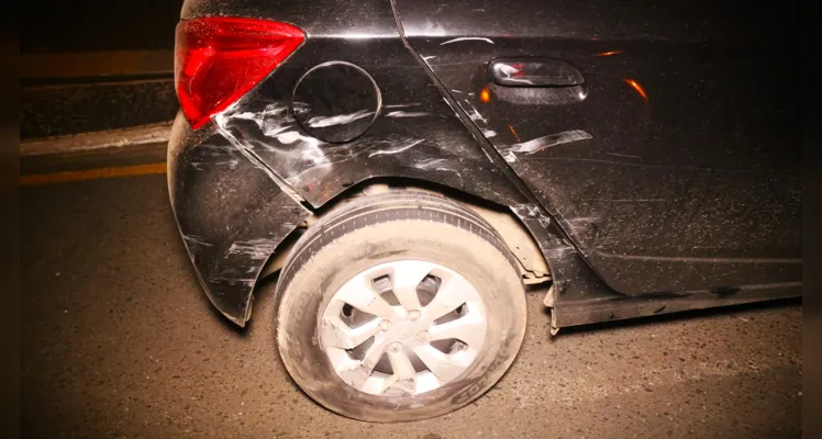 A lateral de um dos carros acidentados ficou danificada.