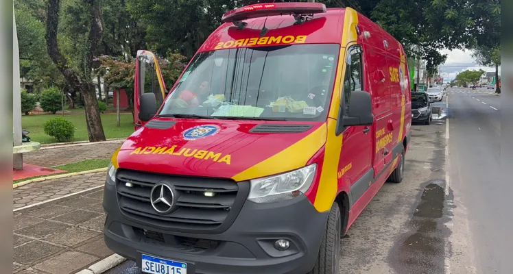 Bombeiros encaminharam a vítima à unidade hospitalar.