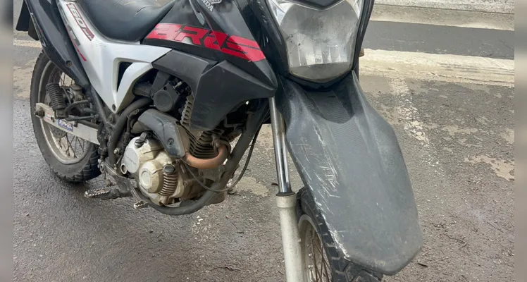 Motociclista caiu da moto, após o acidente.