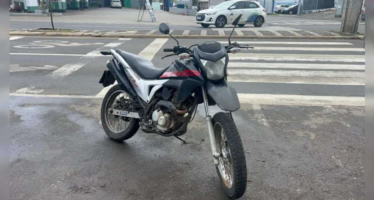 Motociclista seguia no sentido Centro de Ponta Grossa.