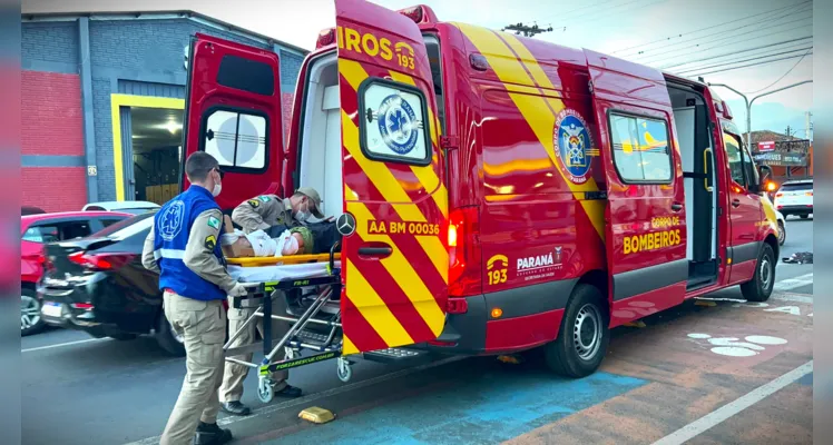 Vítima foi atendida e encaminhada ao hospital.