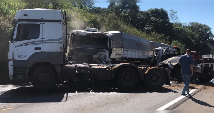 Veículos pesados colidiram na manhã desta segunda-feira (6).