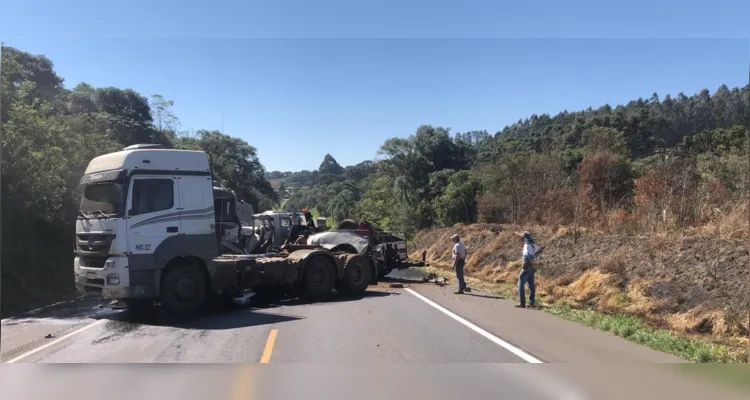 Trânsito está totalmente bloqueado em ambos os sentidos.