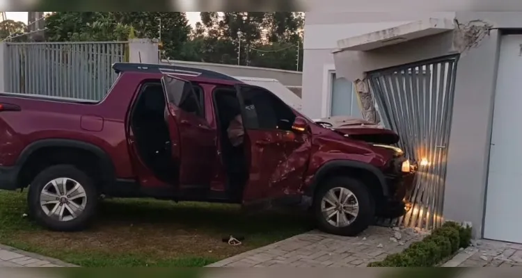 Colisão entre dois carros aconteceu no Centro de Prudentópolis.