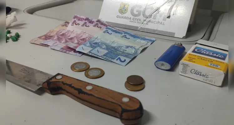Menor de 12 anos estaria mostrando uma faca para as pessoas.