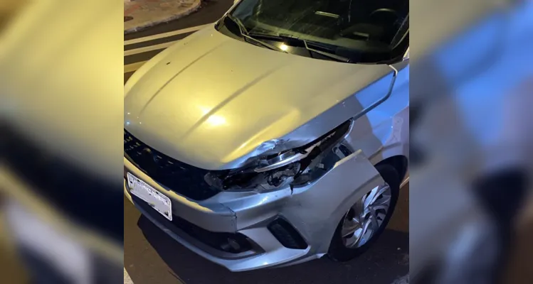 Parte da frente do Fiat Argo ficou danificada com o acidente.