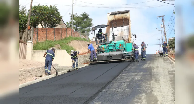A Prefeitura de Ponta Grossa realiza um amplo programa de asfaltamento em toda a cidade.