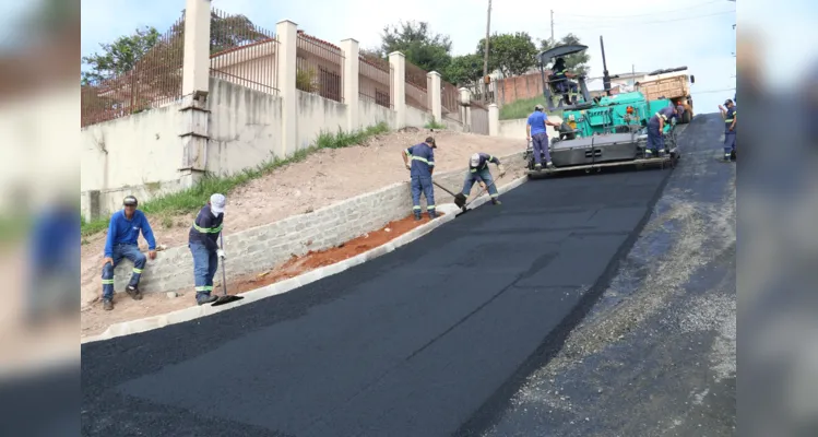 A Prefeitura de Ponta Grossa realiza um amplo programa de asfaltamento em toda a cidade.