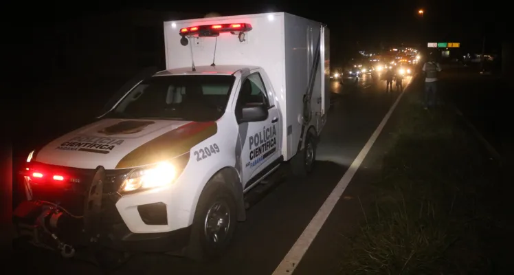 Equipe da Polícia Científica na avenida Souza Naves.