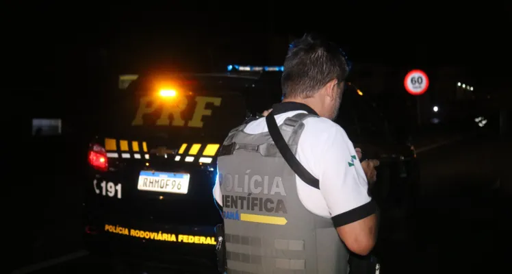 Equipe da Polícia Científica durante perícia no local do acidente.