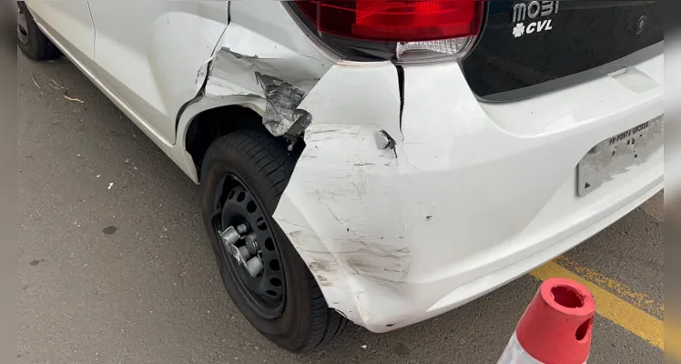 Fiat Mobi foi atingido na traseira.