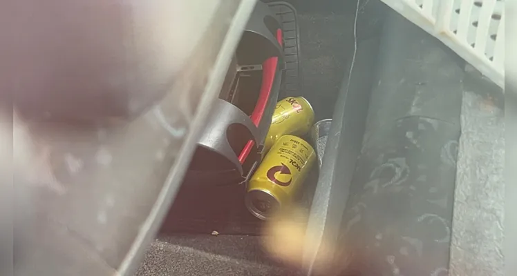 Latas de cerveja foram encontradas no interior do Fiat Mile.