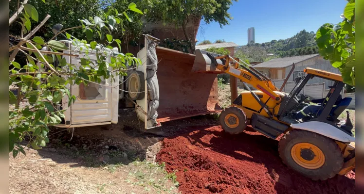 Trator ajudou a desvirar o veículo.