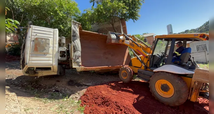 Caminhão presta serviço para Prefeitura de Ponta Grossa.