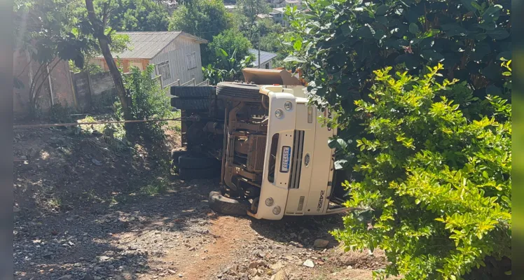 Dois caminhões guincho também ajudaram a desvirar o veículo.
