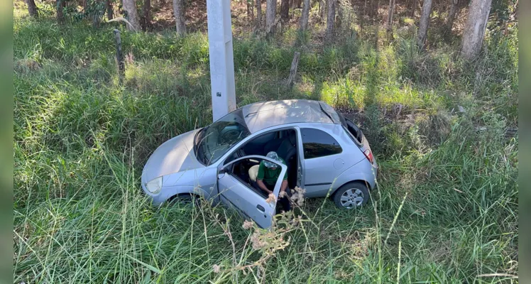 Ford Ka capotou e só parou quando atingiu um poste.