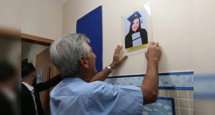 Professora da rede municipal faleceu num acidente de trânsito e foi homenageada.