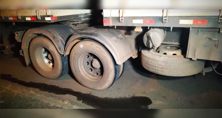 Motorista foi verificar um dos pneus da carreta que furou.
