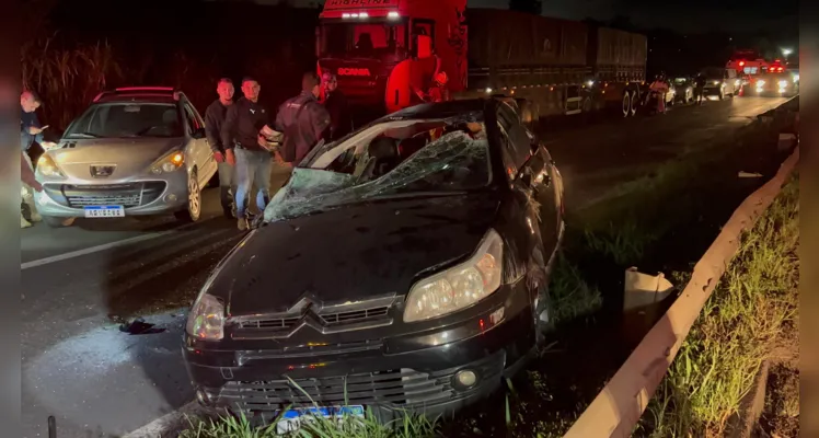 Carro acabou colidindo contra um caminhão.
