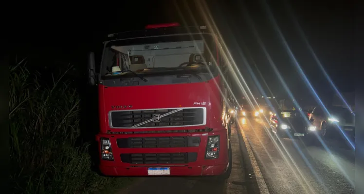 Caminhão que se acidentou com o carro.