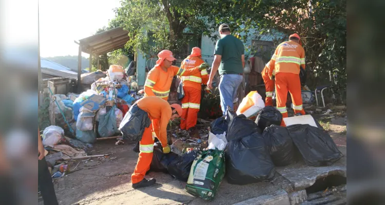 Os mutirões reúnem cerca de 85 pessoas entre agentes da Fundação Municipal de Saúde, integrantes do 2º Grupamento de Bombeiros e profissionais da Secretaria de Meio Ambiente e do Departamento de Urbanismo.