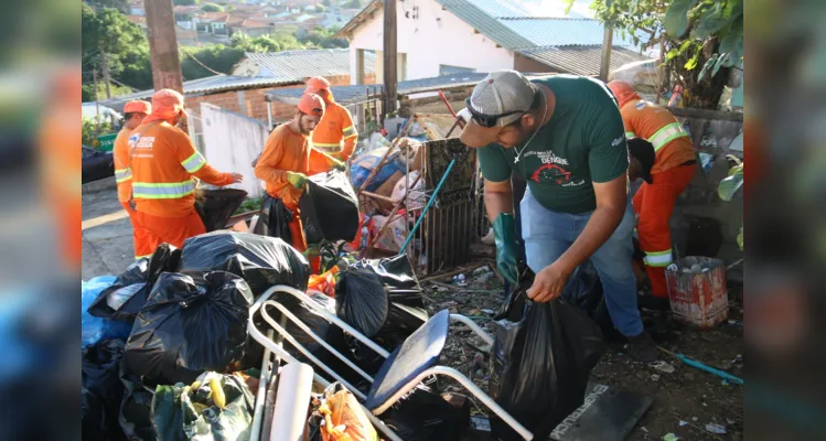 Os mutirões reúnem cerca de 85 pessoas entre agentes da Fundação Municipal de Saúde, integrantes do 2º Grupamento de Bombeiros e profissionais da Secretaria de Meio Ambiente e do Departamento de Urbanismo.